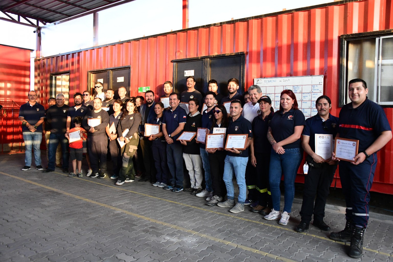 grupal junto a Bomberos.JPG